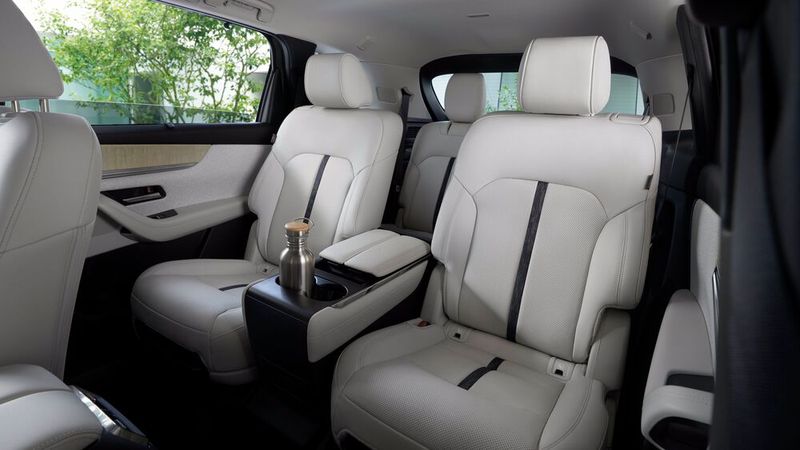 Erhältlich ist der CX-80 immer mit drei Sitzreihen, wahlweise mit sechs Sitzen ... (Bild: Mazda)