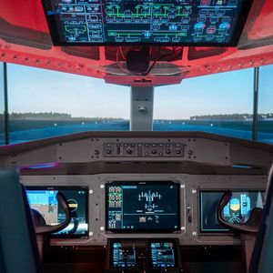 Das Forschungsflugzeug D328 UpLift dient als fliegender Prüfstand für klimaverträgliche Luftfahrttechnologien und wird durch den Engineering-Simulator ESIM2 ergänzt, der die Vorbereitung von Flugversuchen und die Weiterentwicklung von Regionalflugzeugen unterstützt.  (DLR)