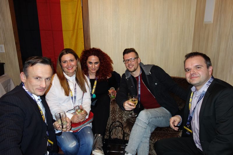 The German Ecke (v. l.) Wojtek Rudko und Aline Gauthier, Samsung, Besa, IT-BUSINESS, Michael Baumgärtner und Melchior Franke, Schenker Technologies. (IT-BUSINESS)