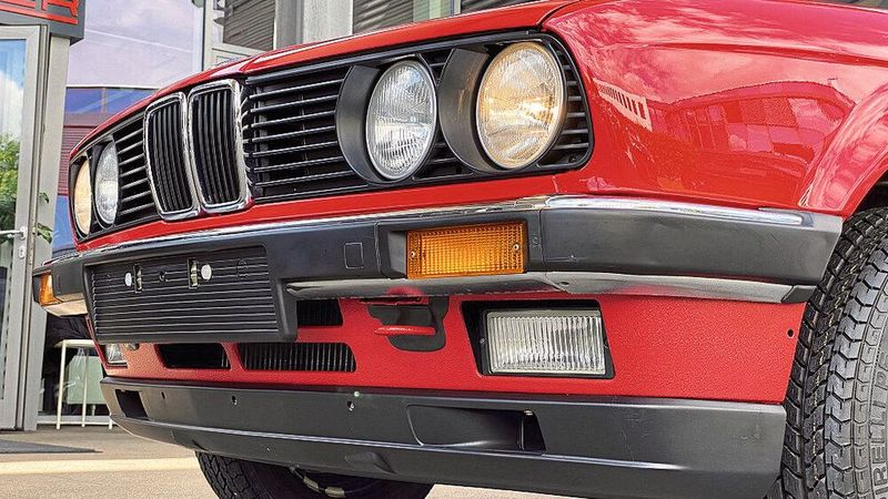 Kein einziger Steinschlag, vermutlich nicht mal eine Mücke, hat die Front des BMW jemals malträtiert. (Bild: Meyer-Hafner)