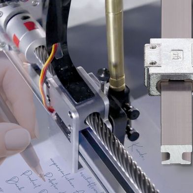 Der Handschriftroboter von Spline setzt für das automatisierte Schreiben von Grußkarten auf die schmier- und wartungsfreie Linear- und Gewindetechnik von Igus.  (Bild: Simply Noted/Igus GmbH)