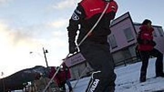 Das Ziehen eines schweren Holzschlittens war eine der Aufgaben bei der Fulda Challenge 2012. (Fulda)