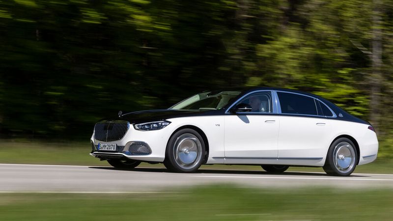 In der Basis (S 580) für 164.500 Euro treibt die Limousine standesgemäß ein über 500 PS starker Mildhybrid-Achtzylinder-Biturbo von AMG an. (Bild: Mercedes)