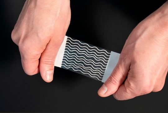 Das Material besteht aus drei Schichten: einer Polymerfolie aus Polyurethanacrylat, einer 3D-gedruckten wellenförmigen Metastruktur und elektrogesponnenem Kollagen. Zusammen bilden sie die mechanischen und biologischen Eigenschaften natürlichen Gewebes nach.(Bild:  Fraunhofer IAP/Romina Schönefeld)