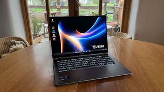 Das 14-Zoll-OLED-Panel im MSI Prestige Flip 14 AI+ hat eine Auflösung von 1.920 x 1.200 Pixel. Es ist allerdings mit 300 Nits nicht besonders hell. (Bild: Vogel IT-Medien)