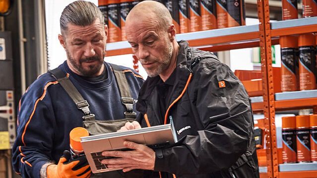 In der digitalen Gefahrenstoffdatenbank können sich Betriebe von Experten zum sicheren Umgang mit Chemikalien beraten lassen. Zudem finden sich dort Gefährdungsbeurteilungen oder Nachweise zu Arbeitsschutz-Unterweisungen.  (Bild: Berner)