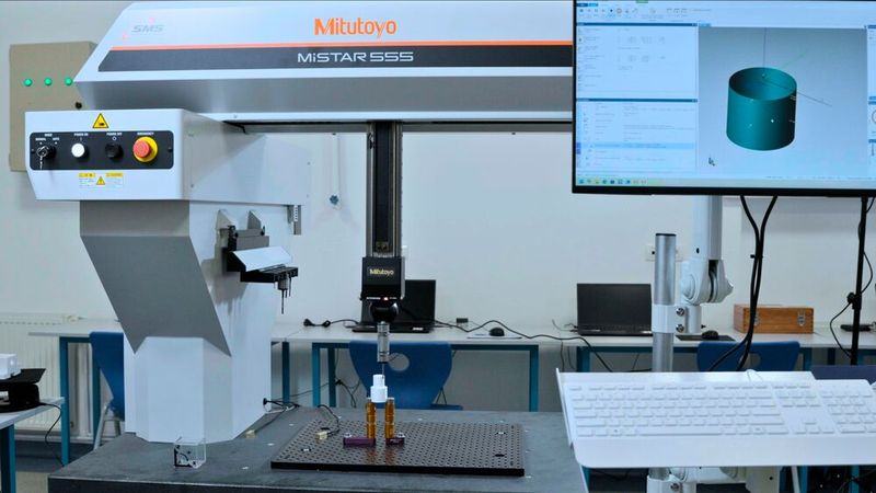 Determining Z-axis orientation (leveling). To perform programmed measurements, the Mitutoyo MiSTAR 555 coordinate measuring machine must first determine the orientation and positioning of the part in three-dimensional space. (Source: Mitutoyo Europe)