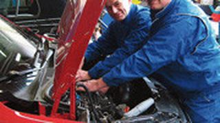 Die Mitarbeiter der neuen Service-Werkstatt sind bereits in Aktion. (Widmann + Müller)