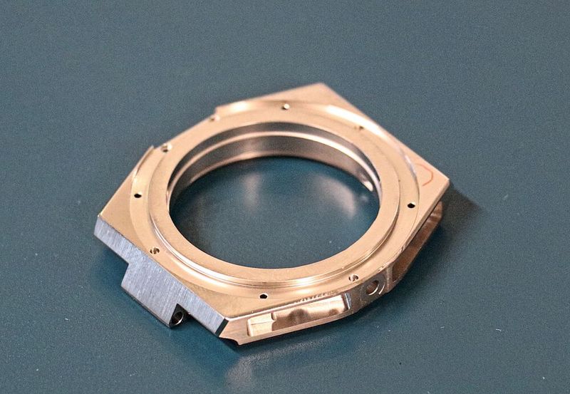 Je mehr Bohrungen, Taschen und Einstiche das Uhrgehäuse enthält, desto mehr bietet sich die Fertigung auf der neuen Biglia B 620YS an. (Bild: teamtec)