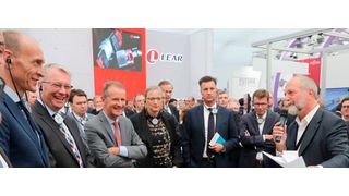 Ralf Brandstätter, Stefan Sommer, Herbert Diess, Hiltrud Werner, Thomas Schmall und Frank Welsch vom Volkswagen-Konzern machten bei ihrem Messerundgang halt bei Michael Zydek, Vice President Engineering Systems von Continental. (Wolfsburg AG)