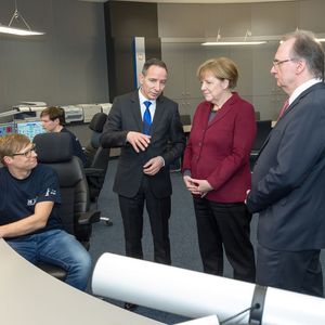 Mit dem Besuch der Bundeskanzlerin wurde die neue Zentralwarte der InfraLeuna offiziell in Betrieb genommen. f