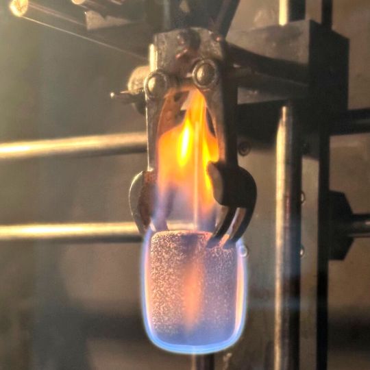 Nachhaltig flammgeschützte Polyurethan-Schäume für sichere PUR-Schäume.(Source:  Merve Tulcali/ Fraunhofer LBF)