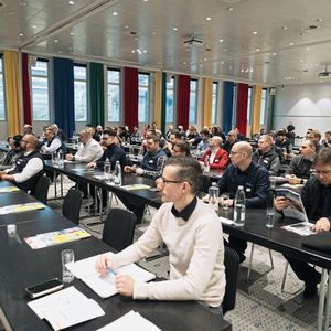 Insgesamt fast 300 Interessierte trafen sich in Winterthur, Olten und Lausanne (frz. Sprache) zum 16. Swissmem Zerspanungsseminar, dass alle zwei Jahre neueste Technologien rund um die Zerspanung präsentiert. Im Bild Teilnehmer des Swissmem Zerspanungsseminars in Olten.(Bild:  Matthias Böhm)