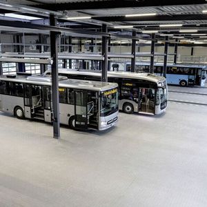 Die 4.960 Quadratmeter große Werkstatthalle bietet Platz für 26 Montageplätze.(Bild:  Daimler Truck)