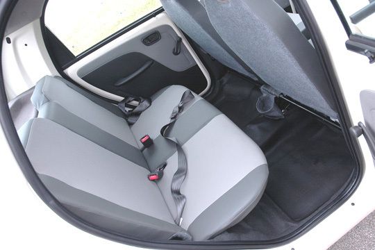 Echter Viertsitzer: Der Tata Nano bietet sogar im Fond reichlich Kopf- und Kniefreiheit - mehr als etwa BMW Mini, VW Polo oder Audi A1. Einen Kofferraum hat er allerdings nicht zu bieten, lediglich ein winziges Staufach hinter den Rücksitzen. (Archiv: Vogel Business Media)