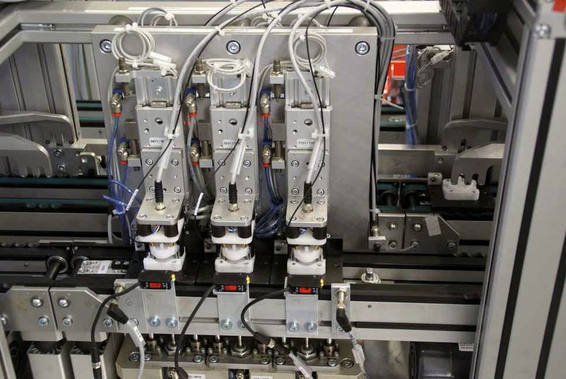 Prüfeinrichtung testet sechs Motoren gleichzeitig auf Geräuschfehler und Funktion.  (Bild: RTE)