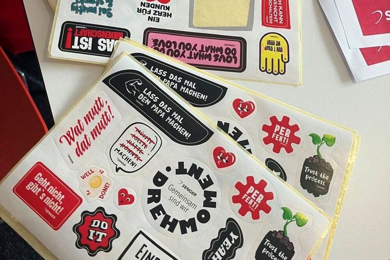 Bogenweise Sticker für die Kollegen: Die Förderung von lösungsorientiertem Handeln gehört mit zur Führungskultur bei Senger – sowas macht aber auch einfach Spaß.  (Bild: Rehberg – VCG)