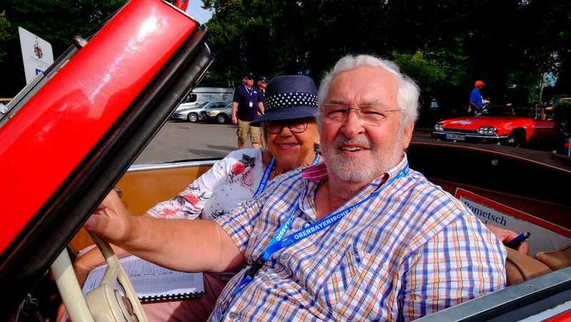 Freuen sich auf den Start: Johanna und Willy Hofäcker in ihrem Rometsch Modell Beeskow Baujahr 1952. (Bild: Zietz – VCG)