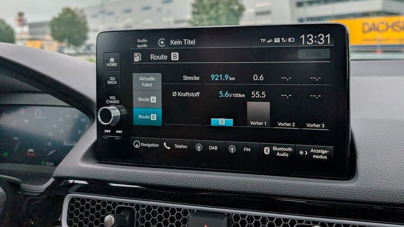 4. Der Verbrauch: In Sachen Effizienz ist der Honda Civic ein echter Musterschüler. Wenn man bewusst spritsparend fährt, kann man den Durchschnittsverbrauch leicht auf 5 Liter senken. Auch bei normaler Fahrweise begnügt sich der Antrieb mit 5,5 Litern auf 100 Kilometern. Selbst bei längeren schnellen Autobahnfahrten zwischen 150 und 180 km/h vermeldete der Bordcomputer nie mehr als gut 7 Liter Verbrauch. (Bild: Mauritz – VCG)
