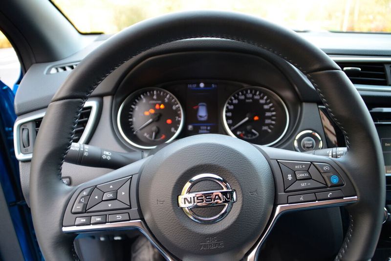 Auch die Funktionen auf dem Lenkrad sind intuitiv angelegt. Die Instrumente sind nach wie vor analog und flankieren ein mittiges Informationsdisplay. (Schweitzer/ »kfz-betrieb«)
