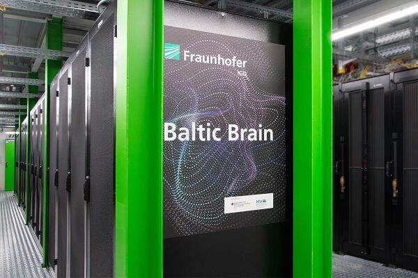 Der GPU-Cluster „Baltic Brain“ des Fraunhofer IGD läuft zwar auf US-Hardware von Nvidai, soll aber durch die lokale Datenspeicherung eine datensouveräne Umgebung für KI-Forschung und -Training schaffen.(Bild:  Franhofer IGD)