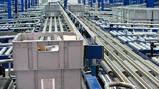 Der Verdichtungsbereich bei BMW in Krefeld besteht aus einem zentralen Behälterloop, der zur Verteilung der Behälter auf Verdichtungsinseln eingesetzt wird. Bild: Vanderlande (Archiv: Vogel Business Media)