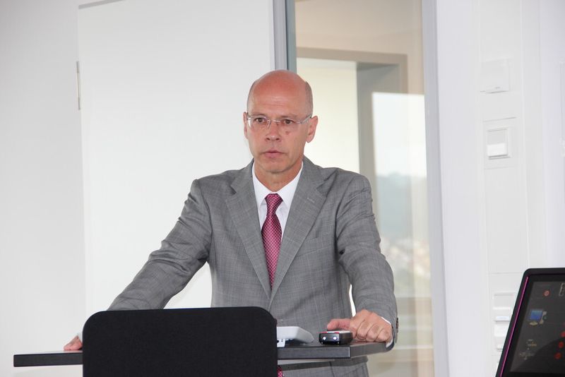 „Für 2015 planen wir ein moderates Wachstum auf 450 Mio. Euro”, nannte Reiner Hammerl, Geschäftsführer Vertrieb, das Ziel. (Bild: Kroh)