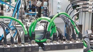 Hager setzt bei der Automatisierung seiner Prüfanlagen auf ein modulares IO-System. Elektrokonstrukteure können hierbei für jeden Steckplatz entscheiden, ob er als Eingang oder Ausgang genutzt werden soll. (Murrelektronik)