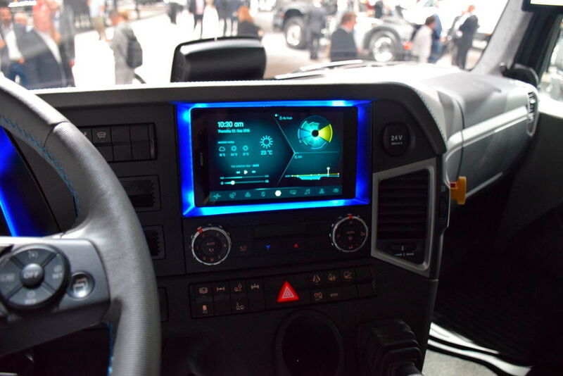Der Bordcomputer des Mercedes Urban E-Truck zeigt den Ladezustand der Batterie an und hat einen Routenplaner, gibt eine Wetterprognose etc. (Stefan Dietz / »kfz-betrieb«)