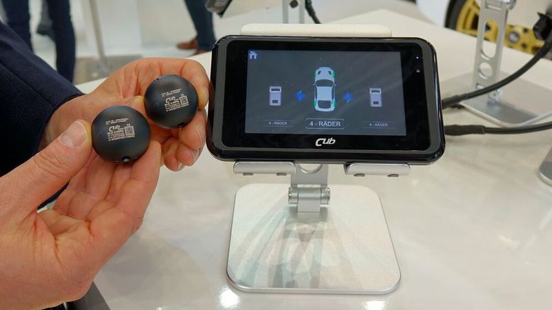 Gänzlich ohne Montage – einfach durch Einlegen in den Reifen – lassen sich die neuen Nachrüstsensoren von CUB verwenden. Sie eignen sich aber eher für langsamere Fahrzeuge. (Bild: Rosenow – »kfz-betrieb«)