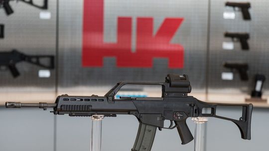 Fette Zeiten! Die Baden-Württemberger Waffenschmiede – und gleichzeitig Deutschlands größte, in Sachen Handfeuerwaffen für Behörden und Militär – Heckler & Koch (HK), erfreut sich nach Jahren am Existenzminimum an einem kaum geahnten Geschäftserfolg.(Bild:  Heckler & Koch)