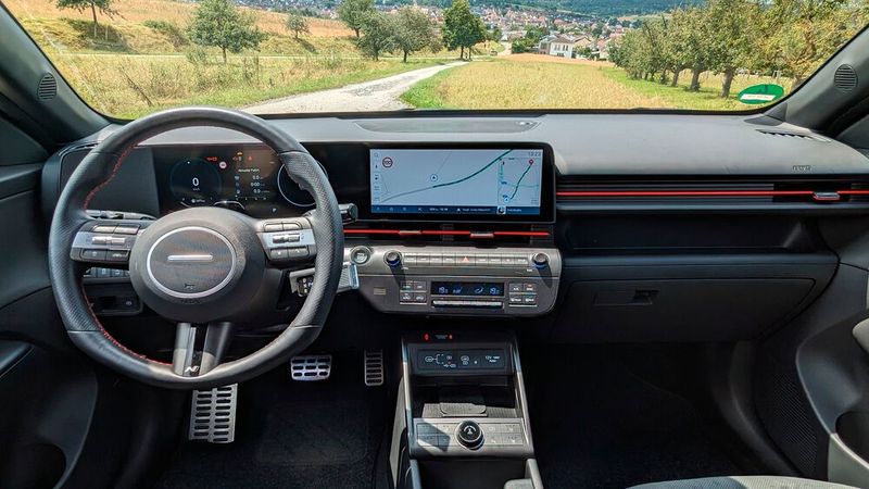 Einerseits typisch modern, andererseits klassisch zeigt sich das Cockpit des Kona. Während die Tachoeinheit wie mittlerweile üblich als digitales Display daherkommt und den Fahrer mittig ein großer bzw. breiter Zentralbildschirm über alles informiert, wählt dieser gewünschte Funktionen vielfach mittels klassischer Schalter und Taster aus, was dem Bedienkomfort bzw. der -Sicherheit stark entgegenkommt. Damit sind die Koreaner anderen Marken echt voraus, auch wenn das Designer oder Einkäufer in anderen Automobilwerken nicht so sehen mögen. Hingegen wenig praktisch: Der hinter dem Lenkrad platzierte Wahlhebel für die Automatik. (Bild: Dominsky – VCG)