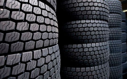 Runderneuerte Reifen können einen wichtigen Beitrag zum Klimaschutz beitragen. Doch momentan schwappt eine Welle von Reifenimporten aus Asien nach Europa, die nicht nur die Klimaziele bedroht sondern auch andere Probleme verursacht, wie die Allianz Zukunft Reifen sagt.(Bild:  Azur)