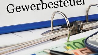 Die Gewerbesteuer-Vorauszahlungen sind jetzt für viele Betriebe schwer zu stemmen.  (Bild: © marcus_hofmann - stock.adobe.com)