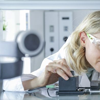 Diverse Tests im Labor haben gezeigt, dass das System der lichtgesteuerten Wirkstoffabgabe funktioniert. Bevor es als medizinisches Produkt eine Zulassung erhält, muss es auf den klinischen Bedarf angepasst werden und mehrere Phasen von klinischen Studien durchlaufen. (Bild: Empa)