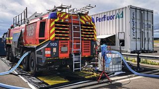 Perfluor Ad ist bei der Reinigung von PFAS belasteten Feuerlöschsystemen wie Feuerwehrfahrzeugen wirksam. (Bild: Cornelsen Umwelttechnologie GmbH)