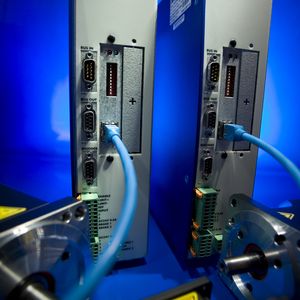 Die beiden neuen Mitglieder der JetMove-Familie, die Geräte JetMove 204 und 204, sind für den Betrieb an 3x400/480-Volt-Netzspannungsversorgung und bieten als Option die Funktion Sicherer Halt
