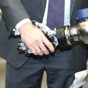 Handschlag mit dem Schunk-Leichtbauarm: künftig arbeiten Mensch und Roboter Hand in Hand.