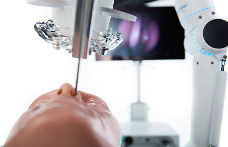 Die robotische Lösung von Medineering nimmt dem Chirurg die transnasale Endoskopführung ab und ermöglicht ein beidhändiges Operieren mit Instrumenten. (Medineering)