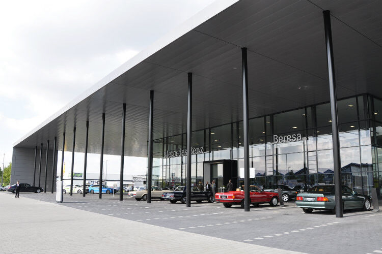Der neue Beresa-Standort mit Mercedes-Klassikern... (Foto: Schwickal)