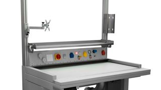 Der IAT 1200 besteht aus einem massiven Untergestell mit integriertem Absaugkanal und mechanischer Höhenverstellung. (Bild: IVH Absaugtechnik)