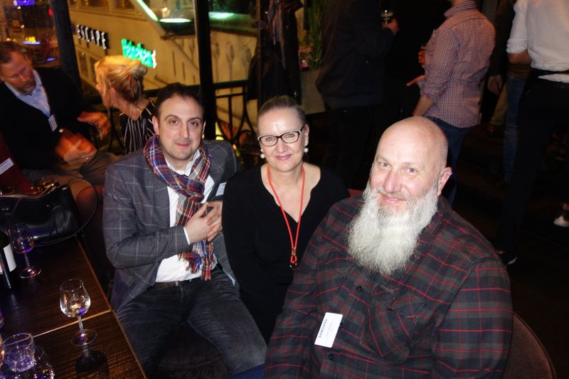 (v. l.) Thomas Spanidis, Samsung, mit hamburger Brise Elke Winkler und Frank Radtke, pilot. (Bild: IT-BUSINESS)