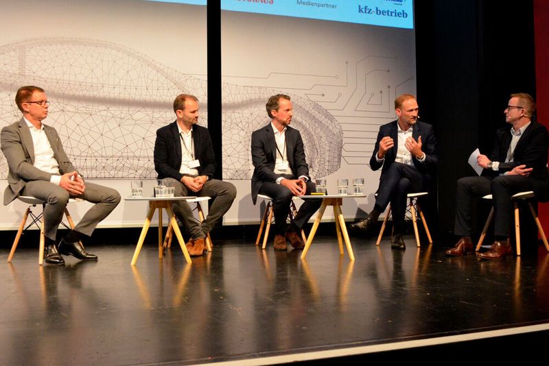 Sales-Runde: (v.li.) Skoda-Vertriebsleiter Stefan Quary, Carwow-Chef Philipp Sayler von Amende, Caroobi-Vorstand Philipp Große Kleimann, Audi-Vertriebsleiter Christian Bauer und IFA-Direktor Stefan Reindl diskutierten, wie sich die Anforderungen der Kunden verändert haben. (Rehberg/»kfz-betrieb«)