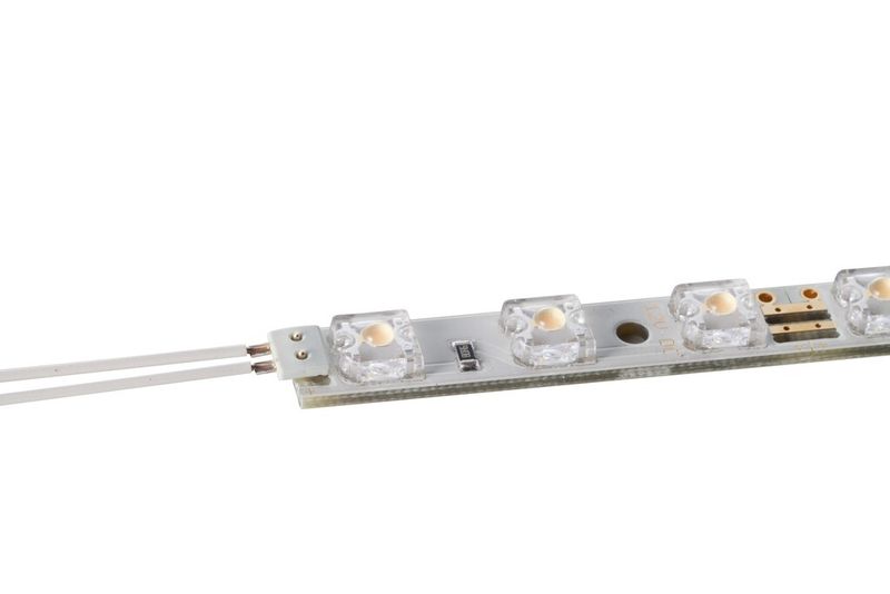 Das System besteht aus Board-to-board Verbinder für die platzsparende Verbindung zweier LED Platinen; Vari-Verbinder für die flexible Verbindung zweier LED Platinen über Eck, Winkel oder mit variablen Abständen; Wire-to-board-Verbinder für den Anschluss von LED Platinen; Kontaktestifte paarig im Gurt für automatische SMD Bestückung: (Bender + Wirth)