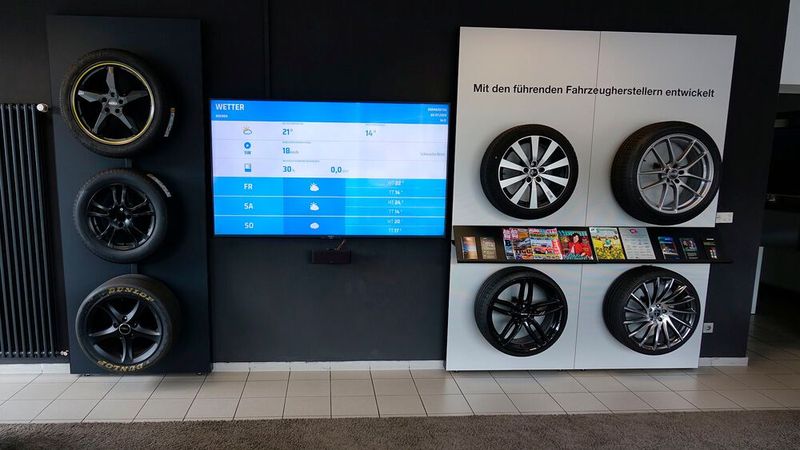 Mehrere große Bildschirme sorgen für Information und Unterhaltung, schicke Aluräder für Kaufimpulse. (Bild: Schreiner/»kfz-betrieb«)