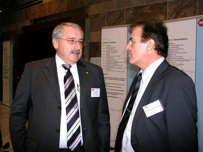 Günter Kech, Geschäftsführer von Vega Grieshaber im Gespräch mit Hans-Georg Kumpfmüller, Siemens AG. (Archiv: Vogel Business Media)