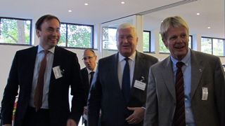 Sichtlich gute Laune hatten Friedrich Überacker, LA ChemieArbeitgeber NRW, Dr. Klaus Engel von Evonik und Reiner Hoffmann, IG BCE (v.l.). (Bild: PROCESS)