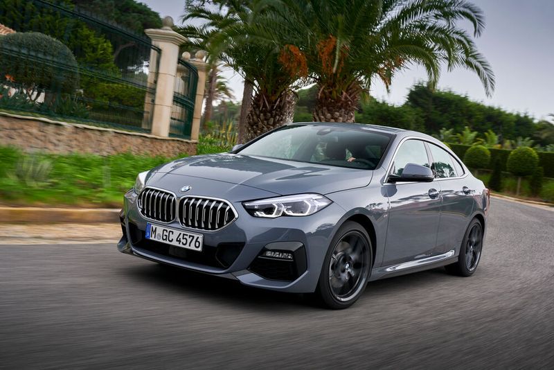 Mit seinem Chromgrill wirkt der 220d etwas vornehmer als der M235i. (Bild: BMW)