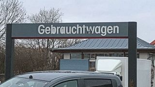 Auf dem Gebrauchtwagenmarkt sah es im ersten Halbjahr 2022 ziemlich düster aus. (Bild: Grimm – »kfz-betrieb«)