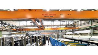 In vier Richtungen sicher heben: Die drei Zweiträger-Brückenkrane von Konecranes heben in beengten Verhältnissen bis zu 13 Meter lange und bis zu 5 Tonnen schwere Bündel von Präzisionsstahlrohren sicher vom Lager bis ins Tauchbad. (Konecranes)